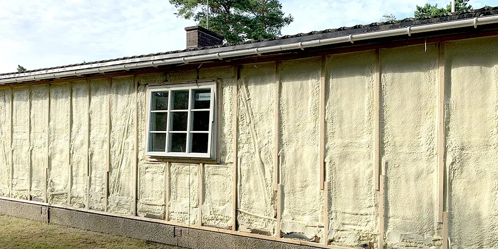 Husfasad isolerad med RadonFoam — klar som radonbarriär
